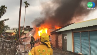 南投倉庫深夜祝融 消防員救火險波及