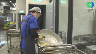 午餐不夠學童喊餓 校方:新廚房磨合期