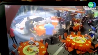 疑血糖低駕車失控 撞廟會辦桌!破窗救人