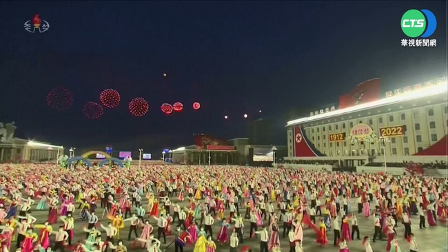 金日成110歲冥誕! 北韓大遊行+煙火秀慶祝 | 華視新聞