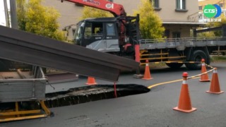 大貨車疑超載壓壞箱涵 整台車陷坑洞