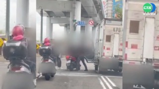 變換車道火爆開打! 騎士被毆到腦震盪