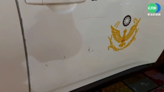 性交易遭逮! 女拒繳罰款暴走踹凹警車門
