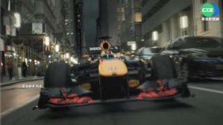 紅牛F1宣傳片 街邊換胎還遇"鱷"霸擋路!