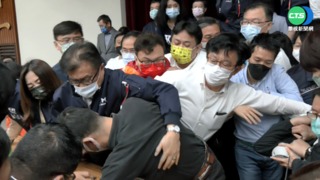 立院審查國務機要費除罪 藍綠甲動拚場