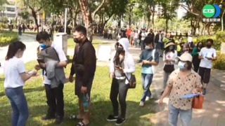 台中400劑莫德納秒殺 百人頂日曬等殘劑