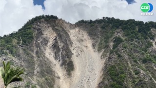 新中橫筆石路段走山 落石滾落塵土飛揚