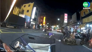 機車迎面撞輪椅! 老婦倒路上騎士摔飛