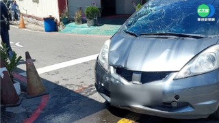 轎車疑爆胎失控撞母女 再撞路口騎士