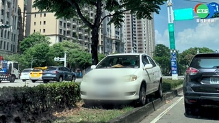 轎車逆向停分隔島?! 疑施工單位"亂移車"