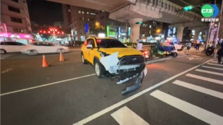 雙載闖紅燈撞小黃 女騎士卡車底.乘客噴飛