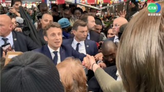 馬克宏連任成功 巴黎街頭天降番茄險砸中