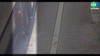 危機四伏! 貨車容器破裂沿路狂灑碎玻璃