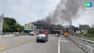 嘉義民宅惡火延燒4透天厝 濃煙竄天際