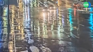 雨夜過馬路疑闖紅燈 男遭4車連撞亡