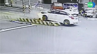 情侶開車爆口角 分神撞安全島"火燒車"