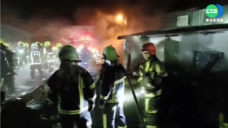 花蓮玉里民宅竄火延燒 近30消防員救援