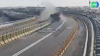 砂石車爆胎失控撞護欄 滿天煙霧嚇壞路人