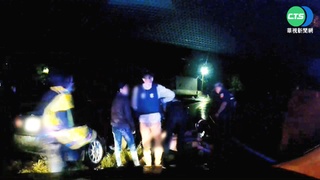 通緝犯被警追 開車失控衝田裡落網