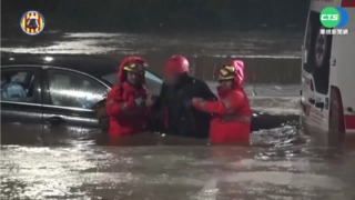 西國瓦倫西亞大雨成災 車泡水中交通大亂