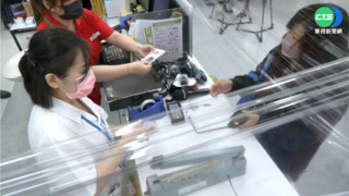 連鎖大賣場開賣快篩 一早湧排隊人潮