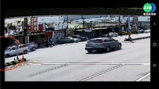 轎車失控撞路邊3車 民宅瓦斯管線也遭殃