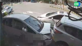 休旅車失速連撞6車 路人無妄災慘遭撞飛