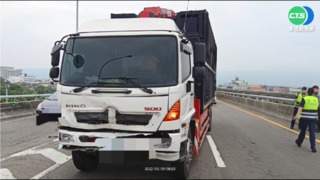 錯過匝道突減速 貨車追撞轎車夫死妻傷