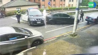 警連開6槍! 男無照拒檢衝撞警車落跑