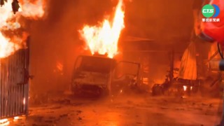 中和廢油處理廠大火 火勢兇猛黑煙狂竄