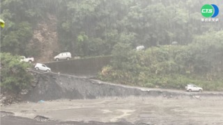 丹大林道大雨多處坍方 吉普車滑落卡便橋
