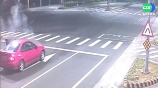 老車停紅燈突冒煙起火! 駕駛驚險逃生