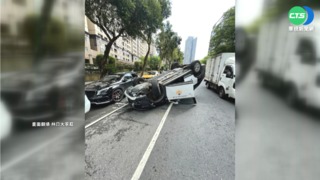 疑轉彎不慎撞路邊車 警車翻覆2人傷