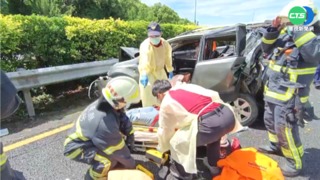 國1轎車相撞 駕駛下車放警示牌遭撞飛