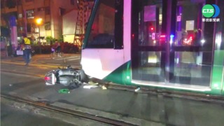 機車疑違規撞輕軌 女騎士幸僅輕傷