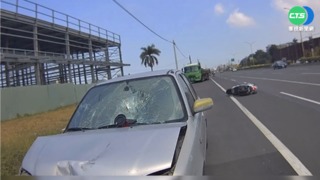 攔查違規超載 警疑遭父子挾怨撞飛