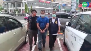 父違規超載被開單 兒疑挾怨撞警翻轉倒地