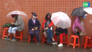 松山慈惠堂發免費快篩劑 民眾排隊冒雨領取