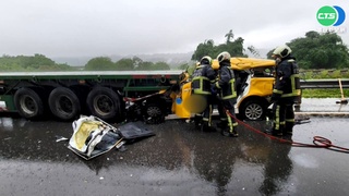 計程車追撞拖板車 車體變形運將身亡