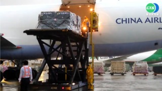 77萬劑兒童BNT於5:44抵台 最快5/24開打