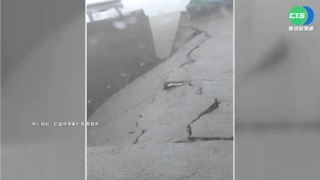 嚇! 駕駛下車查看路況 土石瞬崩驚逃