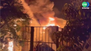 台南回收場暗夜大火 烈焰吞600坪廠房