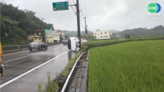 疑過彎"打水漂" 轎車失控撞分隔島翻滾