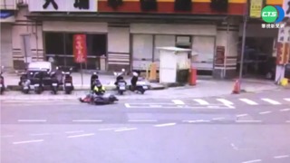 婦機車沒裝後照鏡 拒檢撞警雙雙掛彩