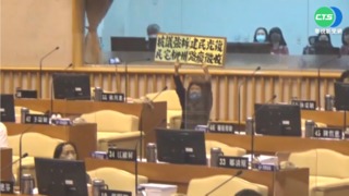 嗆"議長袒護縣長" 蔣月惠議事堂下跪舉牌
