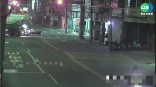 油罐車疑打錯方向燈 2機車撞上險捲車底