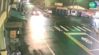 命大! 女騎士被撞飛 拖行5米壓車底輕傷