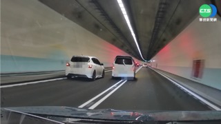 太誇張! 雪隧2轎車閃燈.橫跨雙白線狂逼車