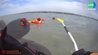 海巡救蚵農也被困 消防員出動橡膠艇救援