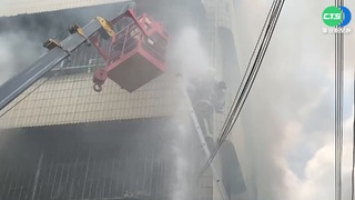 高雄民宅火警母子困3樓! 男童站陽台呼救